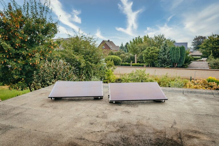 Wie Balkonkraftwerke nachhaltigen Strom für Zuhause liefern und Kosten sparen Balkonkraftwerk auf Balkon montiert zur nachhaltigen Stromerzeugung und Kostenersparnis