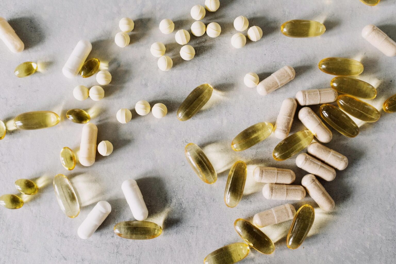 Gesunde Cannabispflanzen während der Blütephase optimal gepflegt im Indoor-Anbau