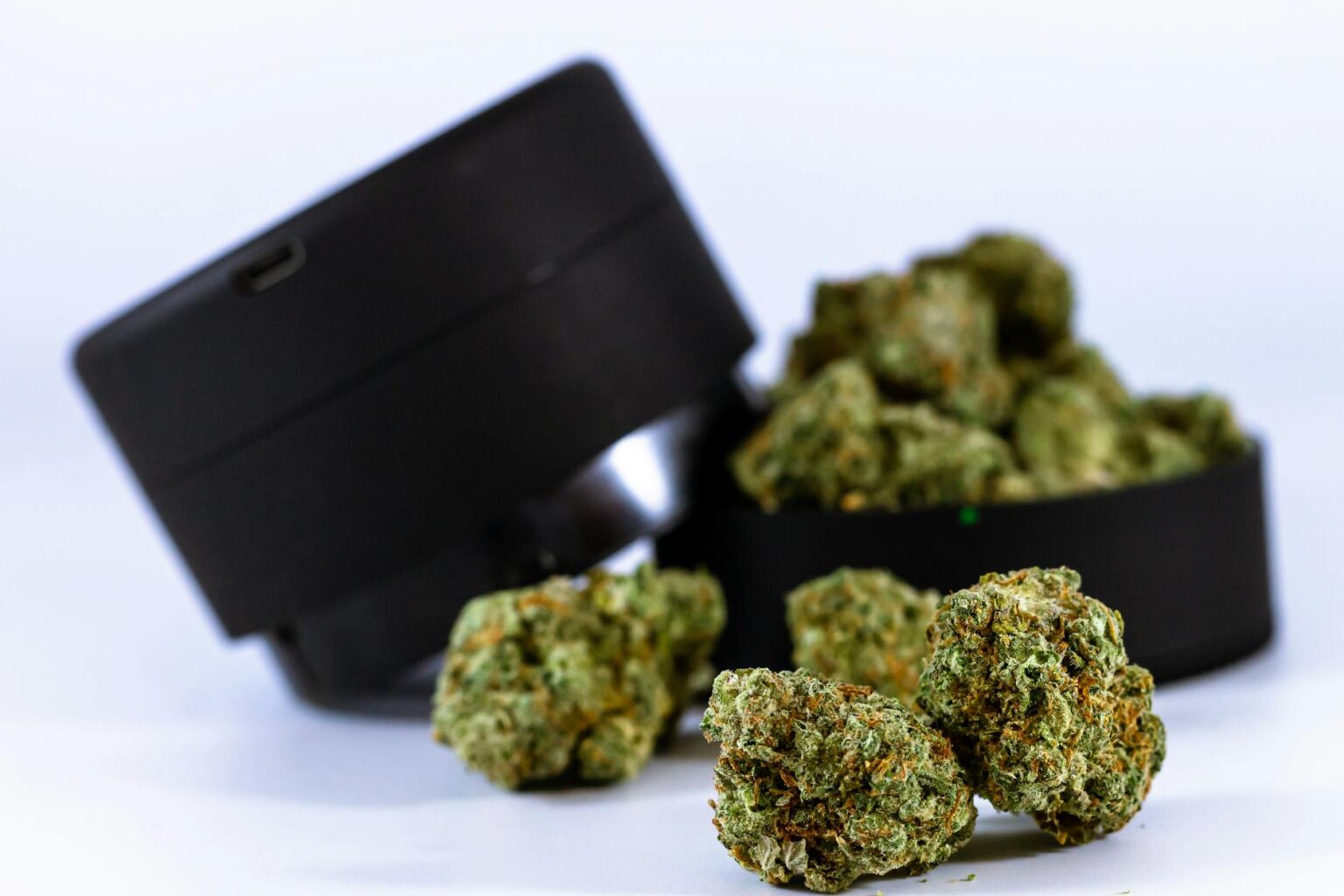 Der umfassende Cannabis Fehlersuche Guide für Hobby- und Profi-Gärtner Cannabis Pflanze mit typischen Mangelerscheinungen und Anbauproblemen im Gewächshaus