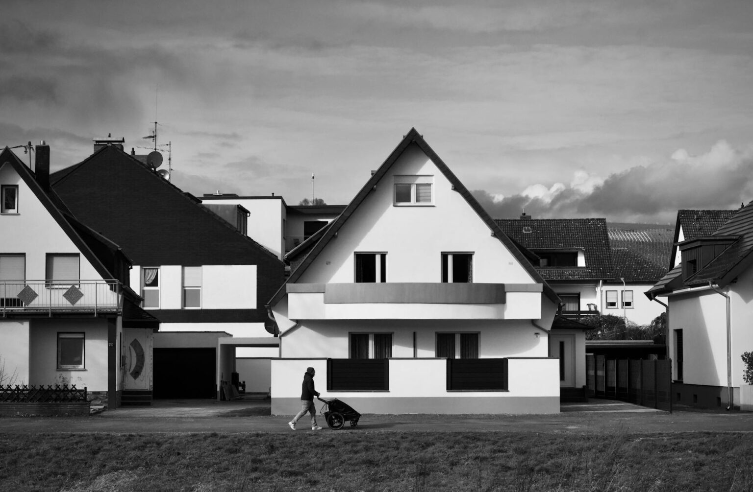 Sicherer Kinderwagen mit stabiler Konstruktion für entspannte Spaziergänge mit Baby