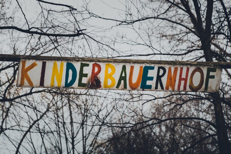 Paar hält Babybauch und Symbol für Hoffnung beim Kinderwunsch begleiten