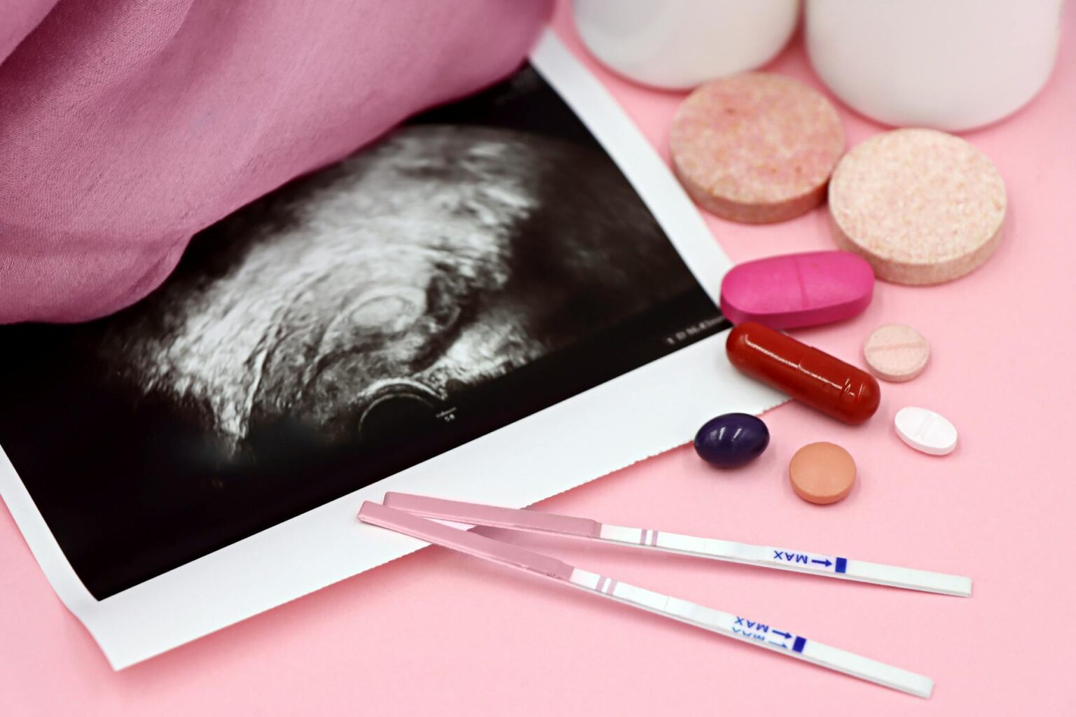 Schwangere Frau hält sanft ihren wachsenden Babybauch in hellem Raum
