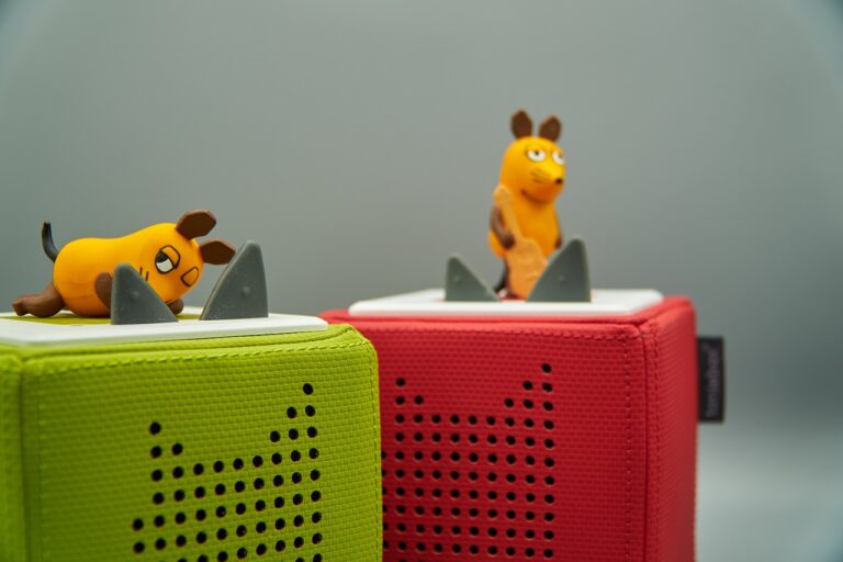 Toniebox im Kinderzimmer richtig nutzen und die Lieblingsgeschichten entdecken Kinderzimmer mit Toniebox und bunten Hörspielfiguren auf stabilem Regal